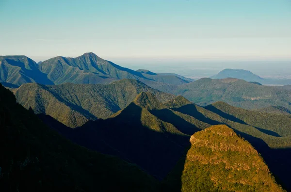 晴れた日の緑の山への空中ビュー — ストック写真