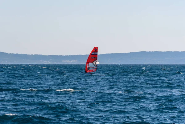 Split Chorvatsko Červen 2021 Surfař Červenou Plachtou Windsurfing Modrém Moři — Stock fotografie