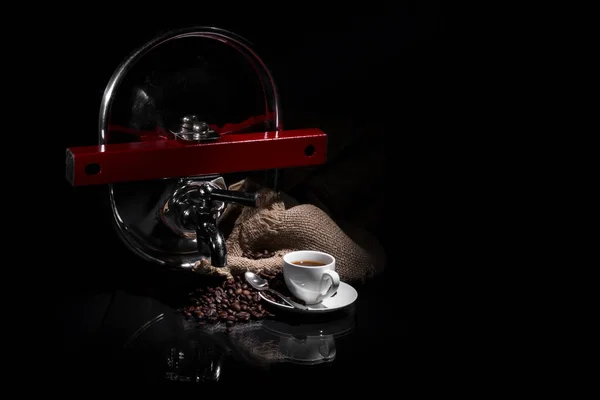 咖啡豆一种用咖啡机在黑空间里用新鲜咖啡豆制成的芳香咖啡 — 图库照片