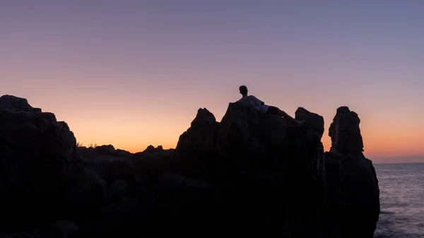 Silhouette Man Edge Cliff Scenic Sunset — Stock Photo, Image