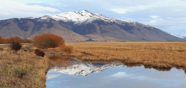 Pequeno Lago Campo Com Montanhas Fundo — Fotografia de Stock