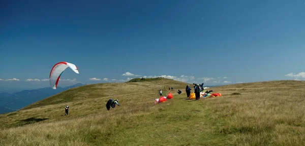 Groupe Personnes Préparant Faire Parapente Depuis Une Colline — Photo