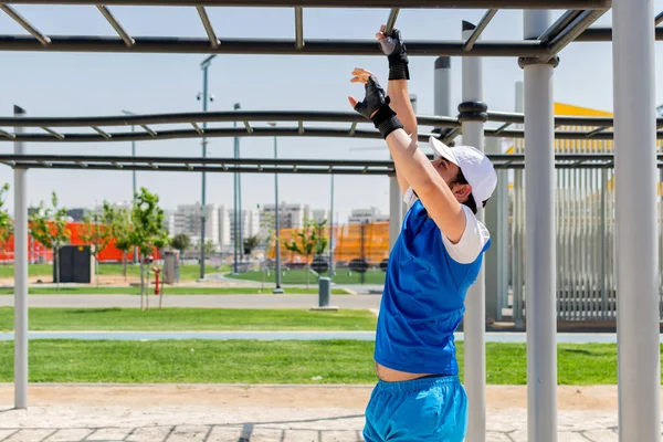 Une Vue Latérale Jeune Homme Pendu Aux Bars Gymnase Calisthénique — Photo