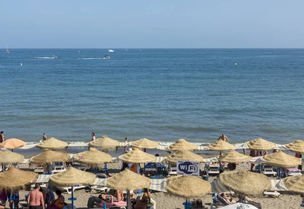 Benalmadena Spanya Ağustos 2021 Benalmadena Spanya Şemsiyeli Yoğun Bir Plaj — Stok fotoğraf