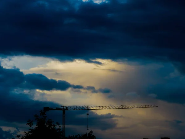 Céu Azul Tempestuoso Sombrio Sobre Canteiro Obras — Fotografia de Stock