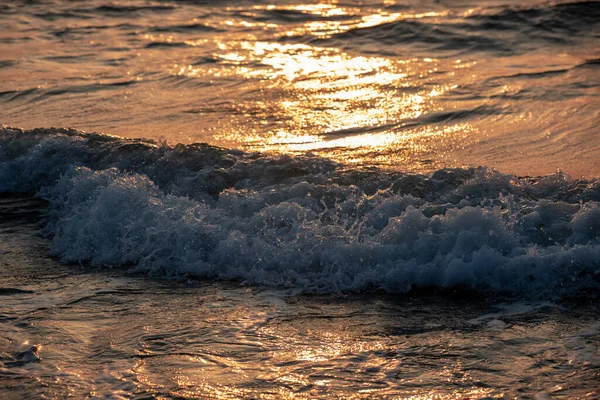 Havsvattnet Stänk Stranden Med Morgonsolens Strålar — Stockfoto