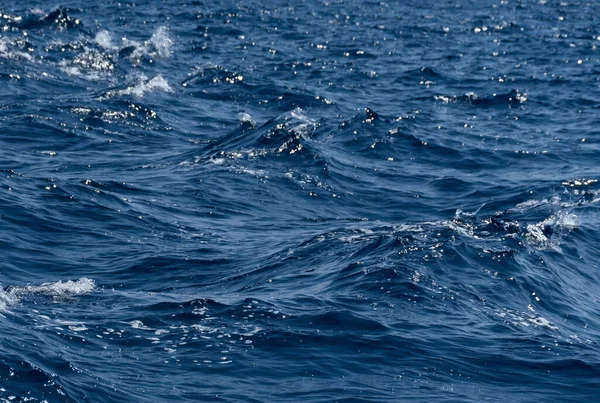 Μια Όμορφη Θέα Του Παφλασμού Κύματα Της Θάλασσας Κάτω Από — Φωτογραφία Αρχείου