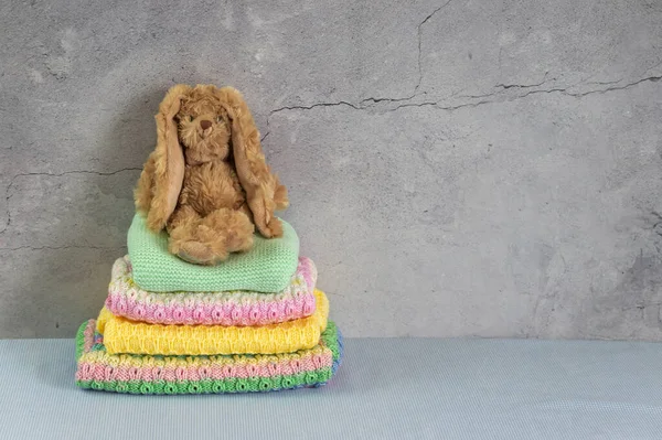 Stapelweise Warme Bunte Babypullover Stricksachen Auf Einem Tisch Hausgemachtes Kleidungsstück — Stockfoto