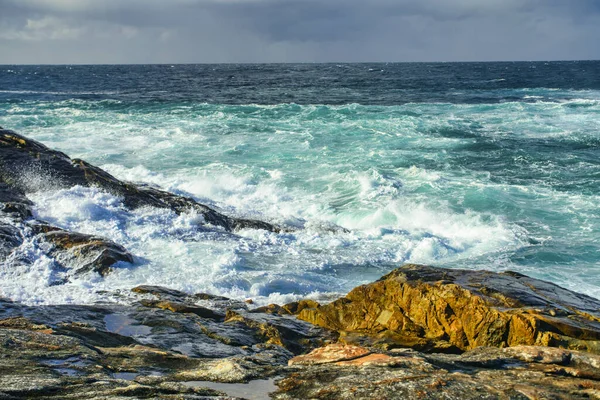 Прекрасный Морской Пейзаж Бирюзовыми Волнами Ударяющимися Береговые Скалы — стоковое фото