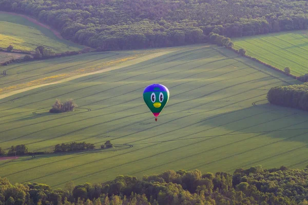 Globo Aire Caliente Con Patrón Cara Sonriente Flotando Aire Durante —  Fotos de Stock