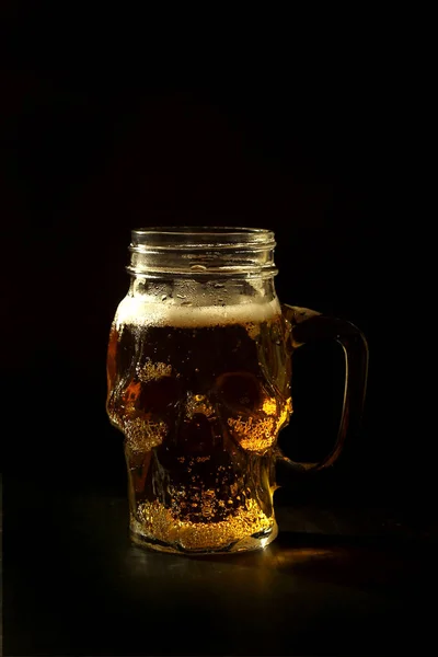 Μπύρα Ένα Ποτήρι Κρανίο Απομονωμένο Μαύρο Φόντο — Φωτογραφία Αρχείου