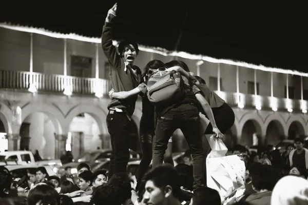 Ayacucho Peru Juli 2019 Eine Gruppe Junger Leute Springt Und — Stockfoto
