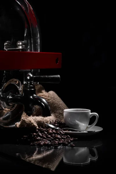 Ароматный Кофе Сделанный Кофеваркой Свежими Кофейными Зёрнами Черном Пространстве — стоковое фото