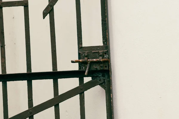 Μια Παλιά Σκουριασμένη Μεταλλική Κλειδαριά Φράχτη Μπροστά Από Ένα Λευκό — Φωτογραφία Αρχείου