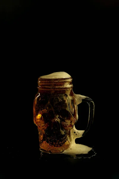 Das Bier Einem Totenkopfglas Isoliert Auf Schwarzem Hintergrund — Stockfoto