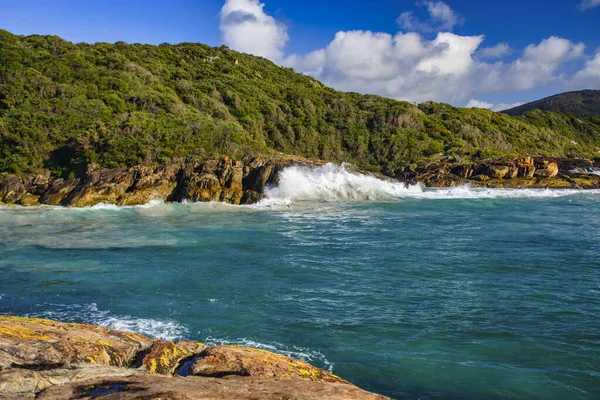 Beautiful View Green Hills Surrounded Blue Ocean — Stock Photo, Image