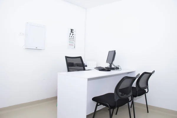 Ein Leerer Schreibtisch Mit Computerbildschirm Einem Weißen Büro — Stockfoto