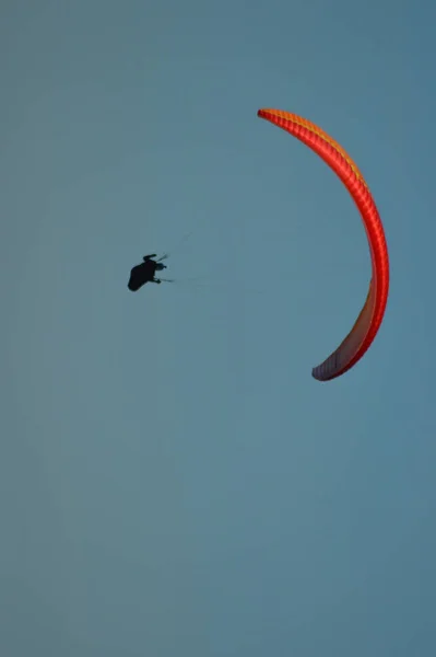 Svislý Záběr Člověka Který Paragliduje Modré Obloze — Stock fotografie