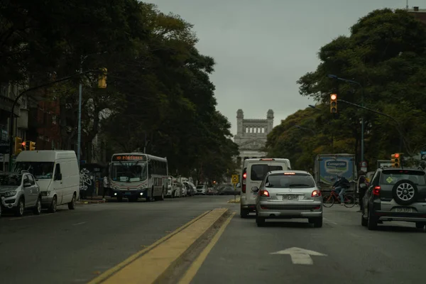 Montevideo Uruguay Jul 2021 Carros Modernos Dirigindo Avenida Libertador Com — Fotografia de Stock