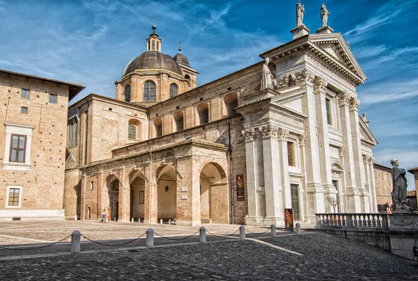 意大利蔚蓝的天空背景下的乌尔比诺宏伟的大教堂的风景 — 图库照片