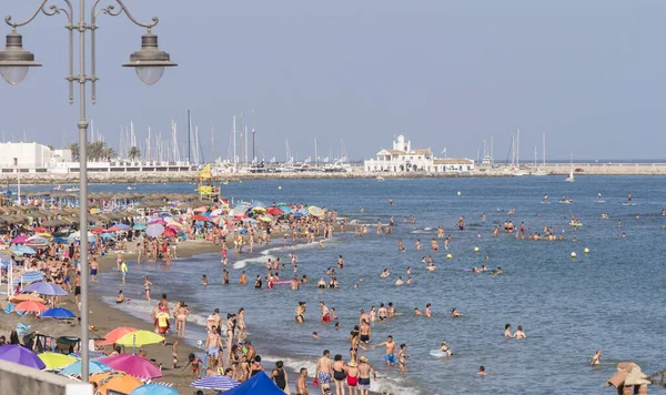 Benalmadena España 2021 Una Playa Llena Sombrillas Benalmádena España —  Fotos de Stock