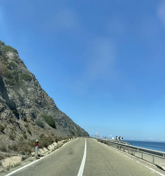 山と地中海に囲まれた海岸沿いの道路 — ストック写真