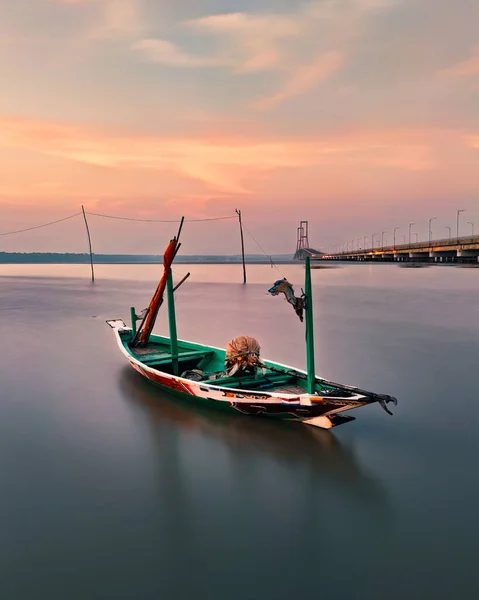 Köprünün Yakınındaki Bir Denizde Eski Bir Balıkçı Teknesi — Stok fotoğraf
