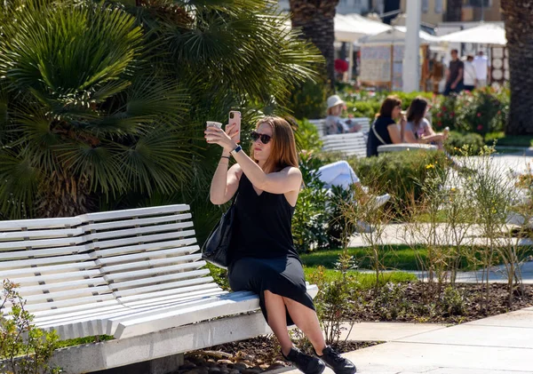 Split Croacia Julio 2021 Una Mujer Vestida Negro Sentada Banco — Foto de Stock