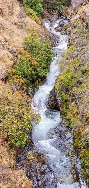 Прекрасний Вид Водяний Потік Водоспаду Через Скелі Камені Лісі — стокове фото