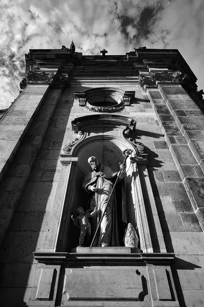 Svislý Nízký Úhel Záběru Kostela Stupních Šedi Krásnou Oblohou Pozadí — Stock fotografie