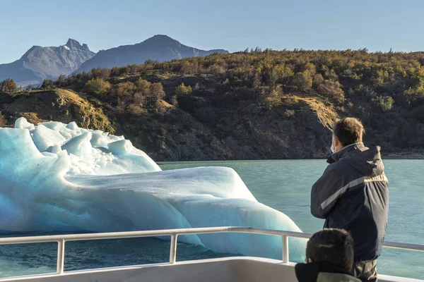 Kiránduló Turisták Figyelik Jéghegyet Hajóról Perito Moreno Gleccser Patagóniában Jégtömb — Stock Fotó