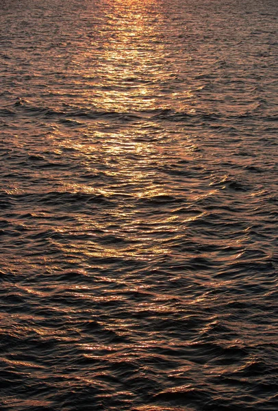 Los Hermosos Rayos Sol Agua Playa Atardecer —  Fotos de Stock