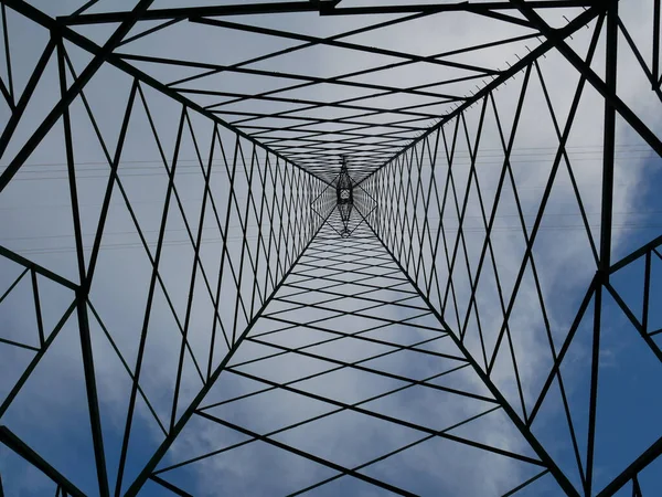 Uma Torre Alta Transmissão Fundo Azul Céu Nublado — Fotografia de Stock