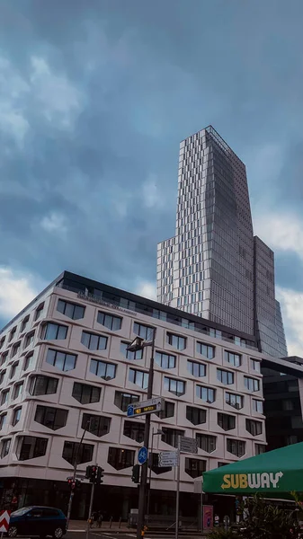 Frankfurt Germany 2021年7月23日 德国法兰克福主河附近摩天大楼的垂直拍摄 — 图库照片
