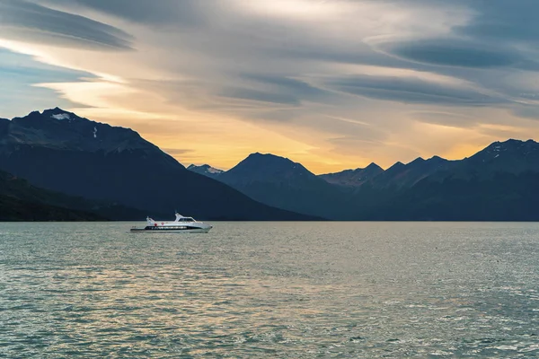 Bateau Avec Des Touristes Naviguant Entre Les Montagnes Patagonie — Photo