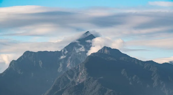 Cenário Fascinante Das Montanhas Íngremes Sob Céu Nublado Pico Bonito — Fotografia de Stock