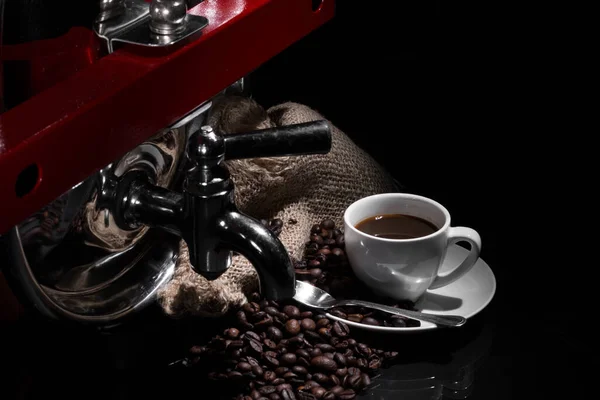 Caffè Aromatico Fatto Con Una Macchina Caffè Con Chicchi Caffè — Foto Stock