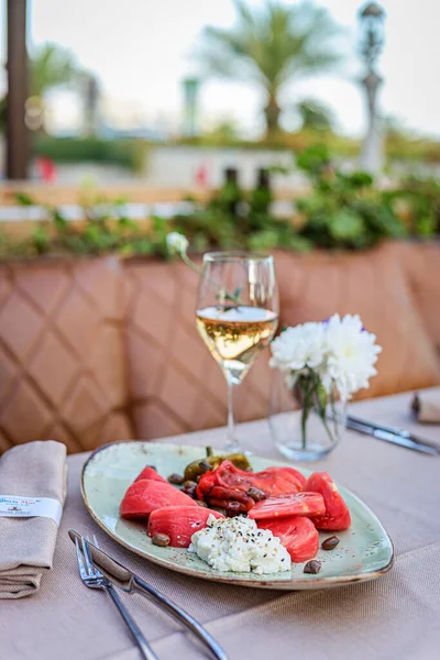 Una Toma Vertical Una Copa Vino Delicioso Plato Lujoso Restaurante — Foto de Stock