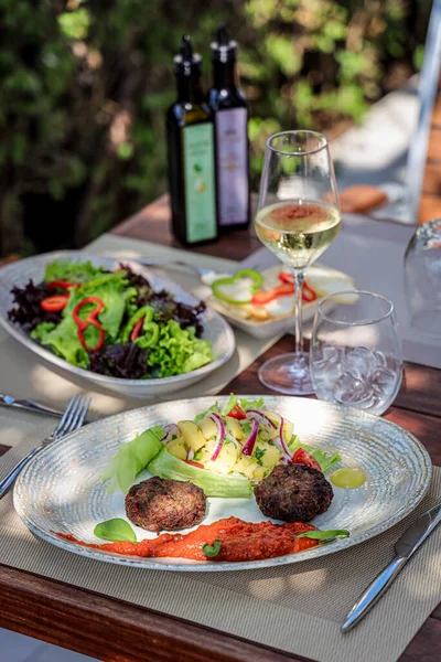 Vertikalt Glass Vin Deilige Retter Den Luksuriøse Restauranten – stockfoto