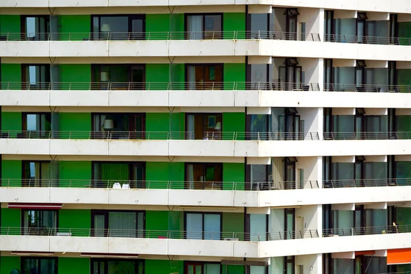 Monotone Fassade Eines Hochhauses Mit Langen Balkonen Und Grünen Platten — Stockfoto