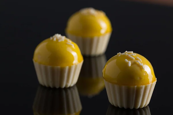 Deliziosi Mini Dolci Glassati Con Limone — Foto Stock