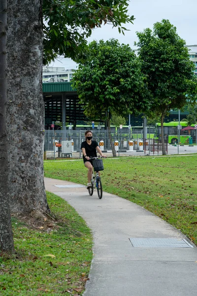 Singapore Singapore Aug 2021 Pionowe Ujęcie Kobiety Jeżdżącej Rowerze Parku — Zdjęcie stockowe