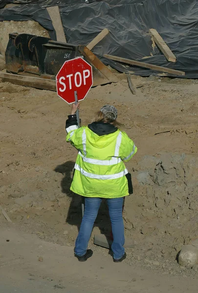 Achteraanzicht Van Een Vrouwelijke Bouwvakker Met Het Metalen Stop Bord — Stockfoto