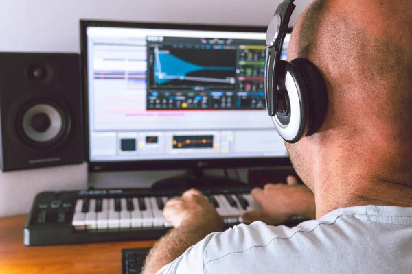 Produtor Musical Trabalhando Computador Ouvindo Através Fones Ouvido — Fotografia de Stock