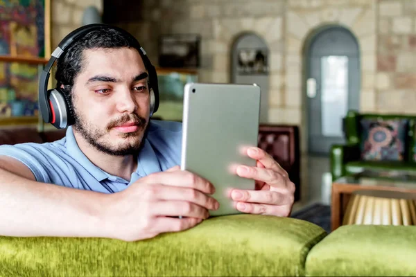 Una Vista Lateral Joven Atractivo Sentado Cómodo Sofá Leyendo Libro —  Fotos de Stock