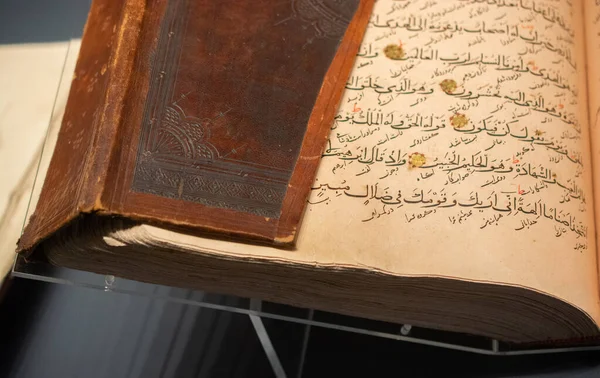 Primer Plano Viejo Corán Puesto Libros — Foto de Stock