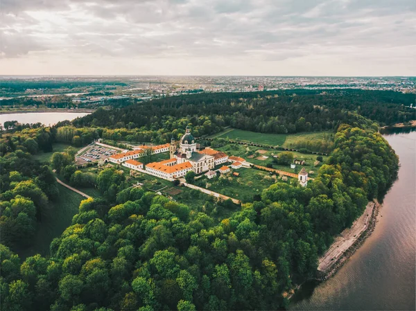 リトアニアのカウナスにあるパツィス修道院の空中撮影 — ストック写真