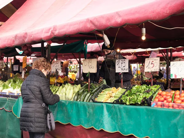 Torino Italia 2021 Una Mujer Adulta Compra Verduras Mercado Porta — Foto de Stock