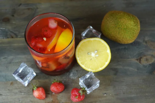 Nahaufnahme Einer Roten Limonade Mit Früchten — Stockfoto