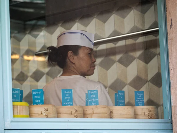 Milano Italy Aug 2021 Chef Preparing Chinese Dumplings Milano Chinatown — Stock Photo, Image